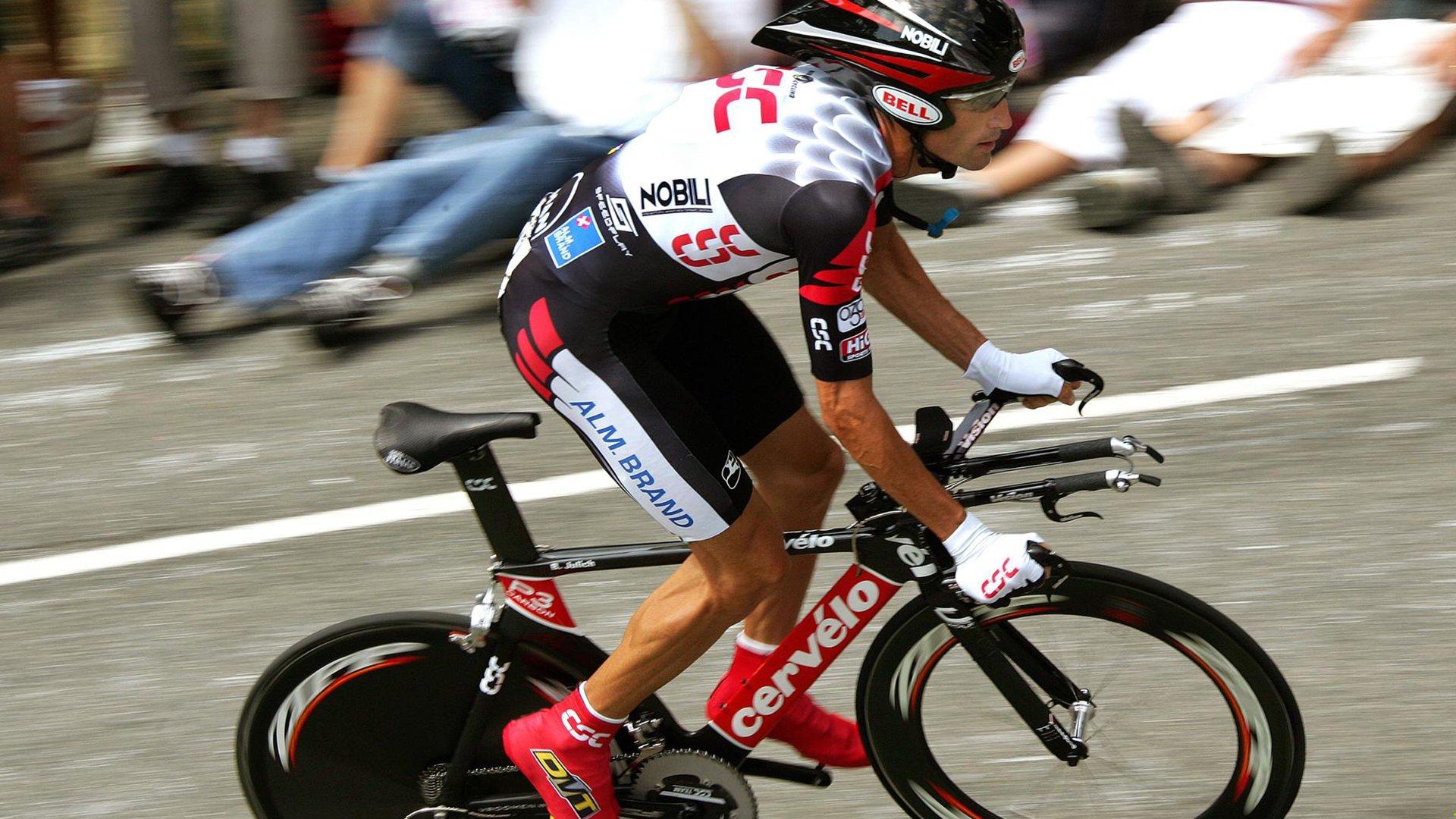 VAR判罚引发巨大争议 关键进球被吹球迷愤怒