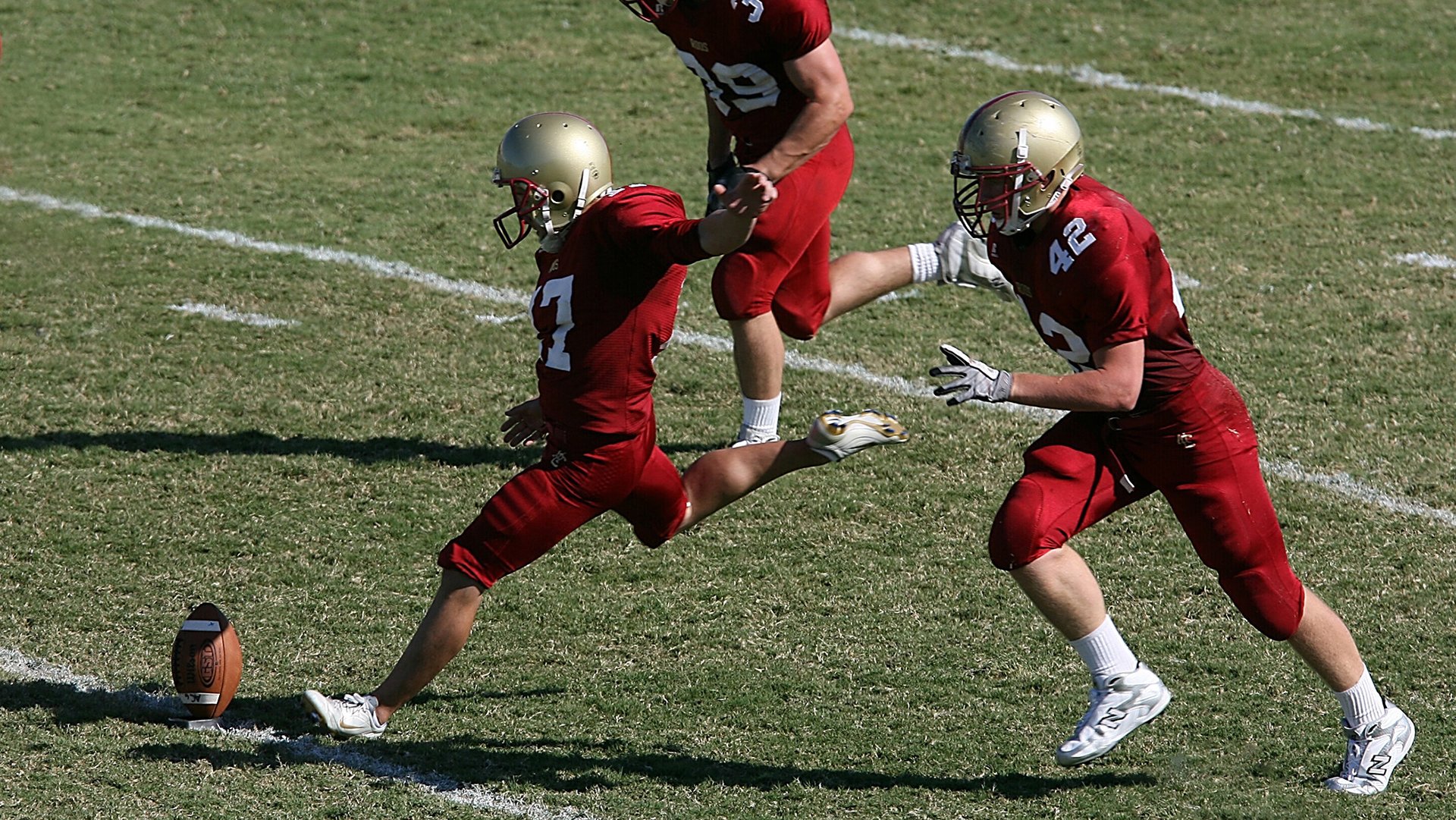 英超联赛激战正酣,曼城逆转利物浦登顶积分榜