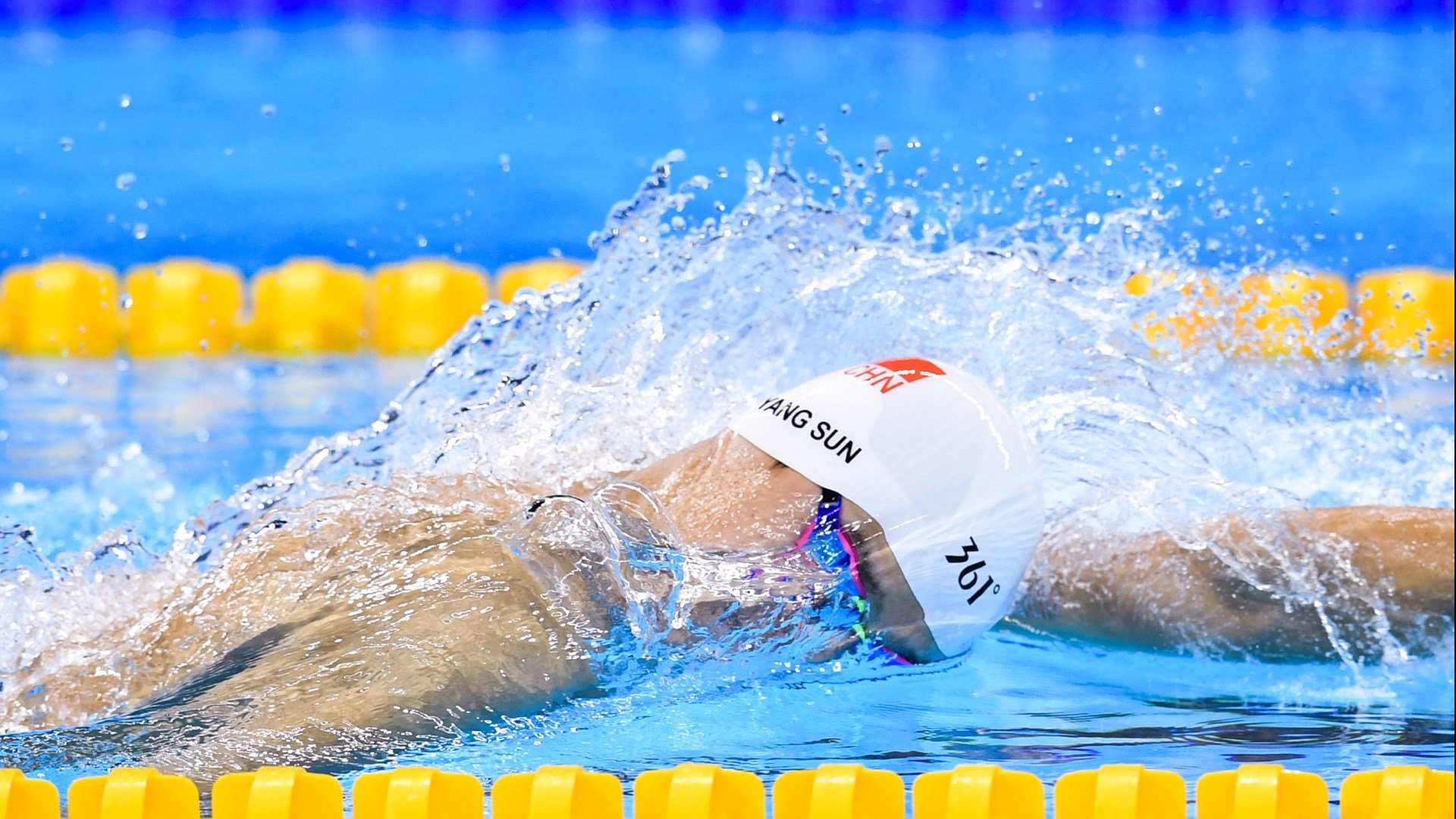 中国蝶泳新星闪耀国际赛场,破纪录摘金创历史